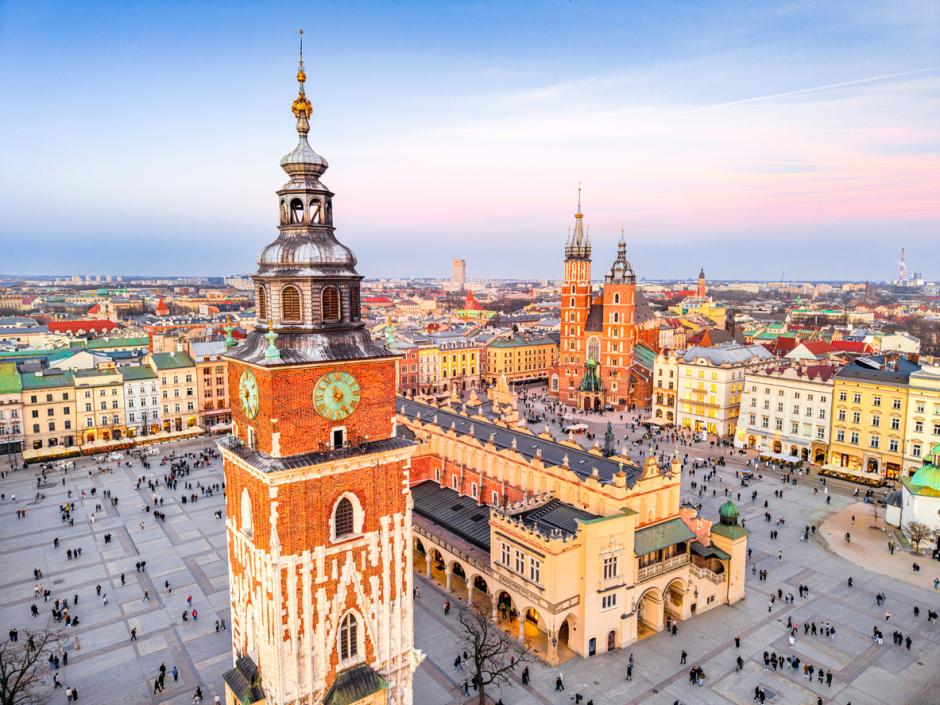 Torre del Ayuntamiento y plaza principal de Cracovia, con la Lonja de los Paños y la basílica de Santa María