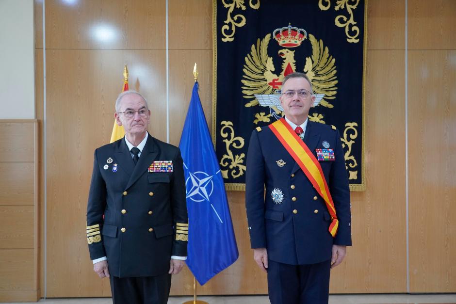 El JEMAD, almirante general López Calderón, ha otorgado la Gran Cruz al Mérito Naval al comandante supremo del Mando de Transformación de la OTAN, almirante Pierre Vandier