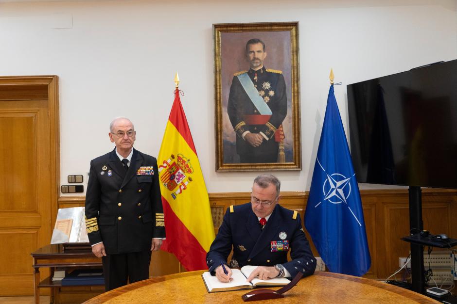 El almirante Vandier también ha tenido la oportunidad de firmar en el libro de honor en presencia del JEMAD, almirante general López Calderón
