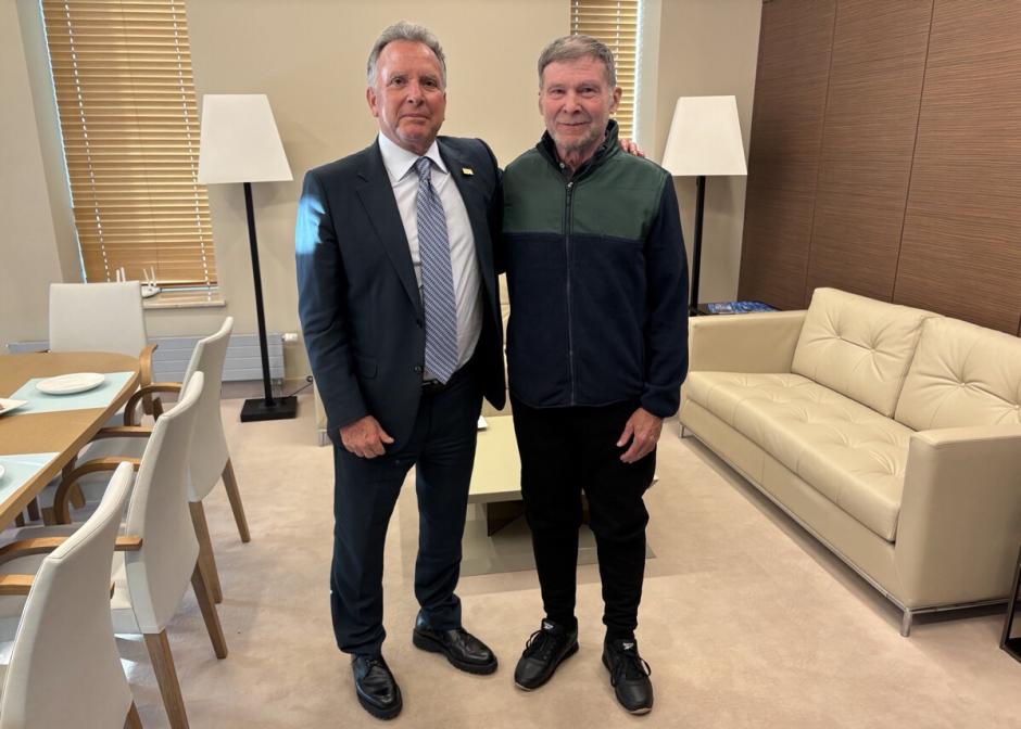 Stephen James Hubbard junto al enviado especial de Estados Unidos, Steve Witkoff