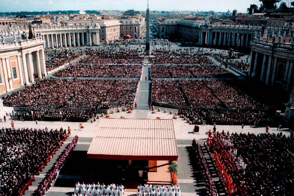 La multitudinaria beatificación de 233 mártires en España celebrada en 2001 en San Pedro