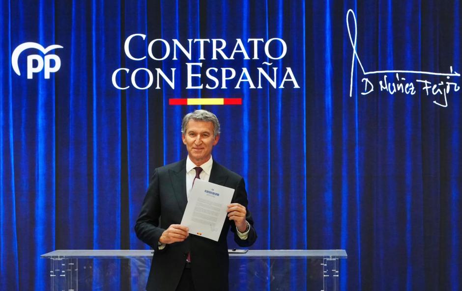 Alberto Núñez Feijóo, firmando un contrato con los españoles el lunes