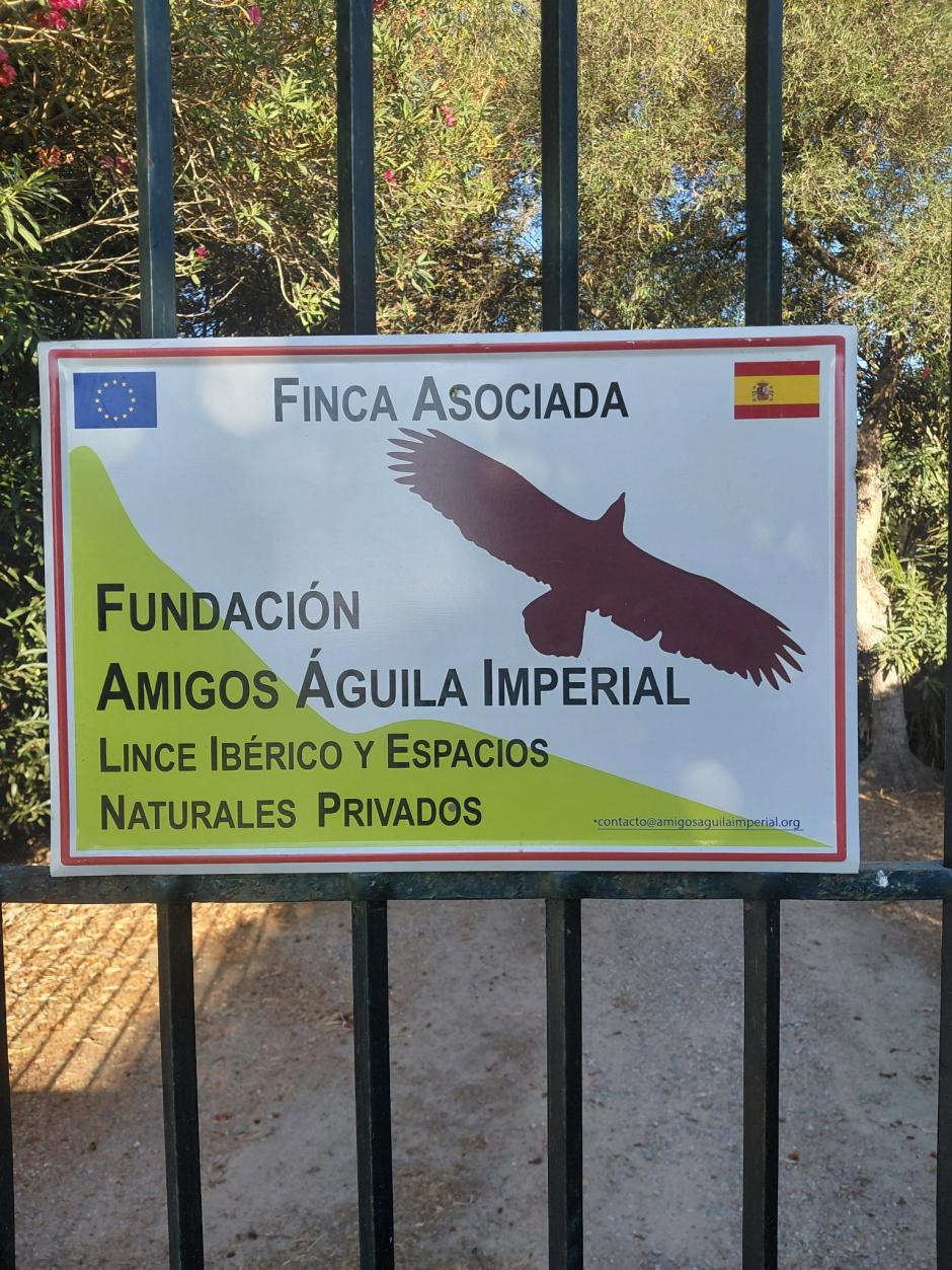 Placa de la Fundación de Amigos del Águila Imperial, Lince y Espacios Naturales de carácter Privado.