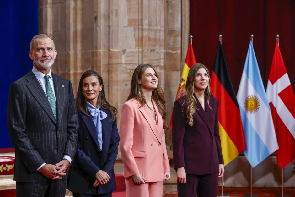 Los Reyes y sus hijas durante la audiencia a los miembros de los Patronatos de la Fundación Princesa de Asturias