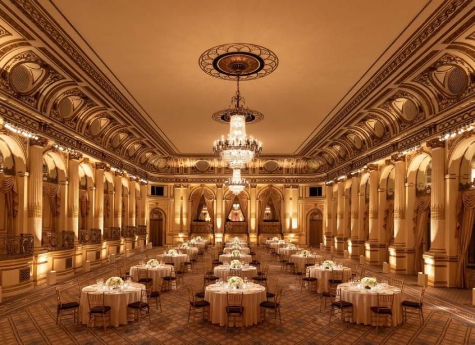 Salón del Plaza preparado para un banquete