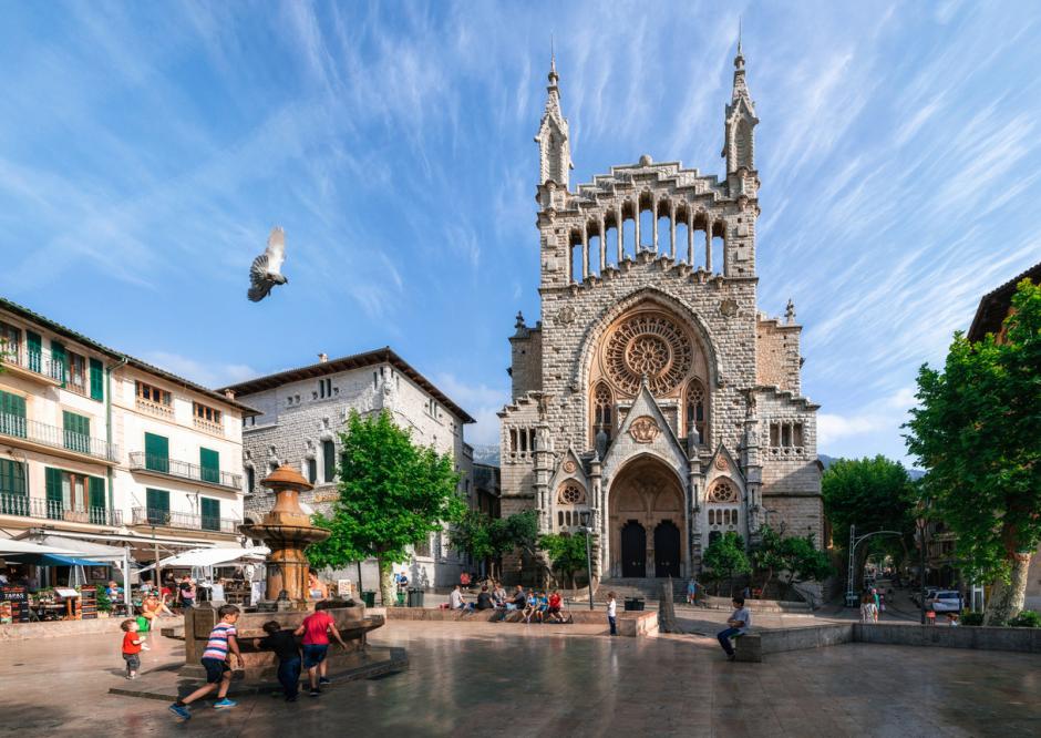 Centro de Sóller con la iglesia de Sant Bartomeu (Mallorca)