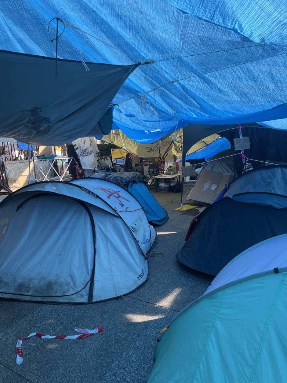 Interior de la acampada en Sol