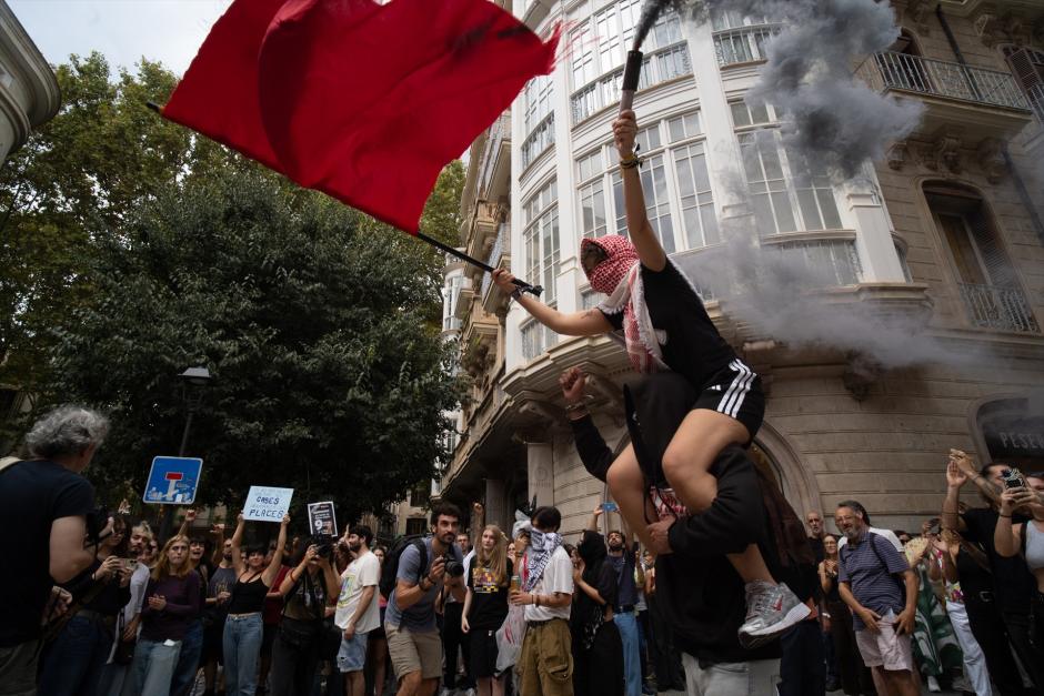 Una bandera roja ondeando en una manifestación a favor de la vivienda en Palma de Mallorca