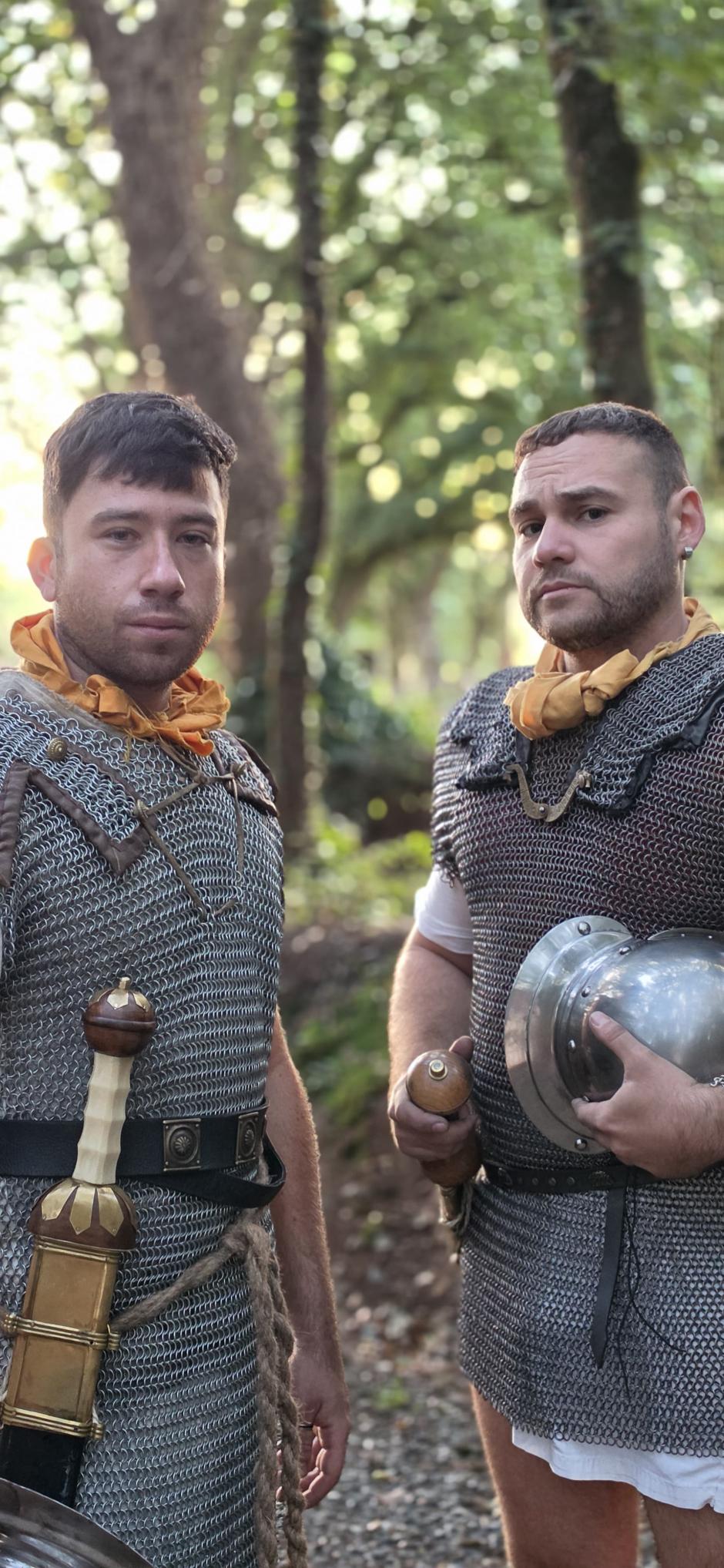 Miquel Fornera, a la derecha, experimentando con equipación real de los legionarios romanos