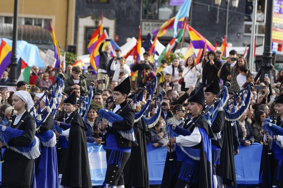 Los gaiteros, en el Teatro Campoamor de Oviedo, ante unos manifestantes con banderas republicanas
