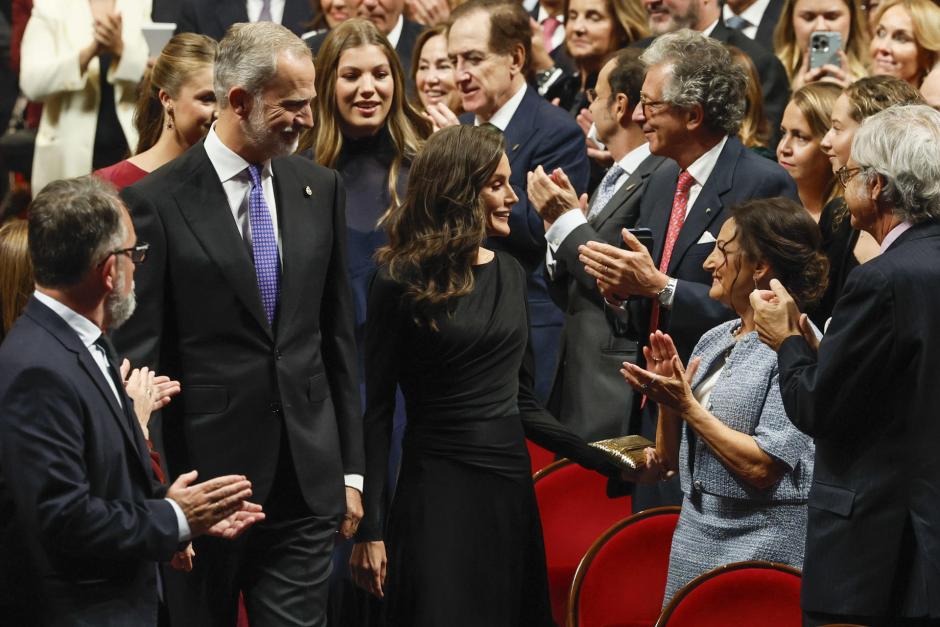 La Reina sonríe al pasar junto a su madre, Paloma Rocasolano, en el Teatro Campoamor