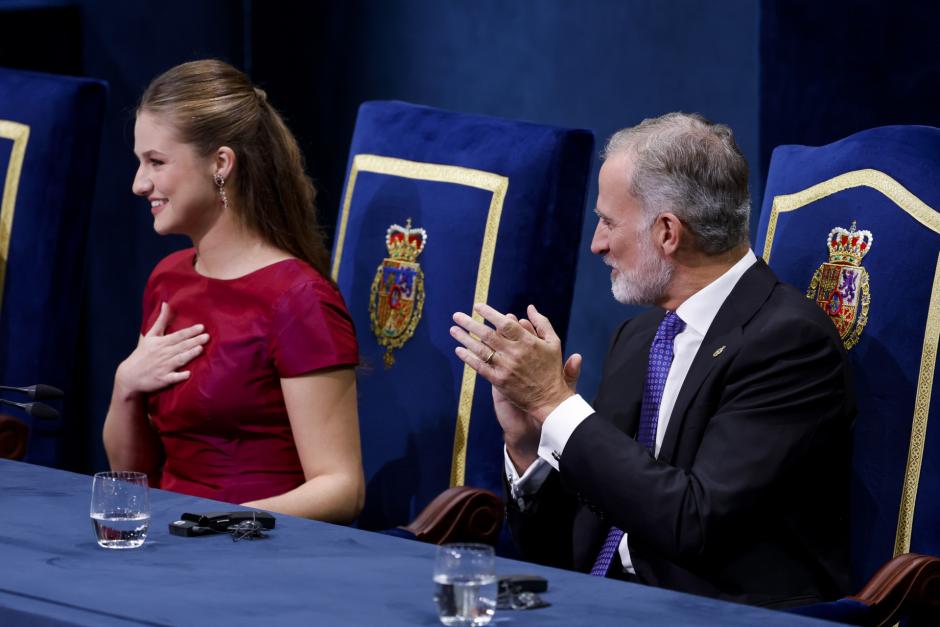 Don Felipe aplaude a la Princesa de Asturias, que se lleva la mano al pecho como gesto de emoción y agradecimiento