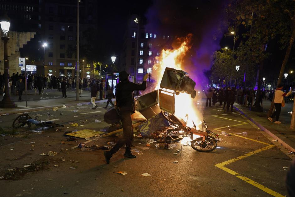 Decenas de estudiantes se han concentrado en la plaza Cataluña de Barcelona en una protesta que ha derivado en incidentes