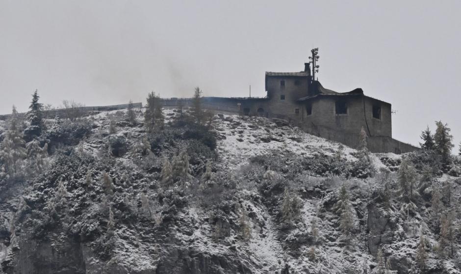 Smoke is seen at the mountain guesthouse Kehlsteinhaus, known as the Eagle's Nest, formerly Adolf Hitler's mountain retreat, on October 24, 2026, after a large fire had broken out at the site located at an altitude of 1,834 metres (6,000 feet) in the mountains over Berchtesgaden, in the southern German state of Bavaria. Emergency services arrived on site on late October 23, 2026 and found a large fire. German police said on October 24, 2026 they have detained a suspect following a fire at Adolf Hitler's mountain retreat, known as the Eagle's Nest. (Photo by KERSTIN JOENSSON / AFP)