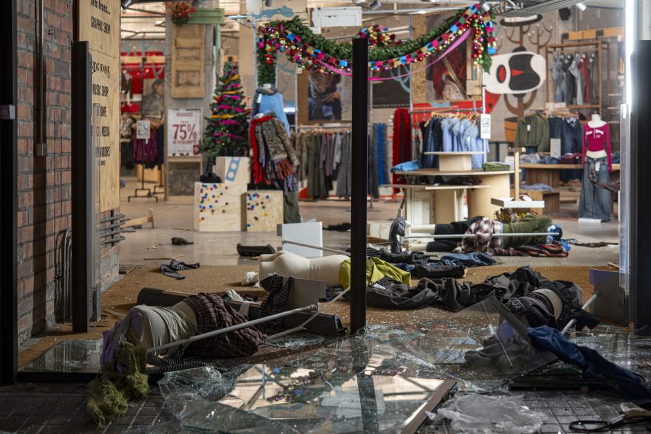 Tienda destrozada en Barcelona este sábado