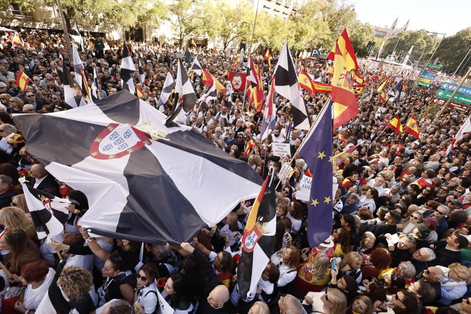 La concentración en Madrid fue convocada por Mujeres Caballas, un grupo de mujeres que quiso ir frente al Congreso para exigir recuperar su normalidad