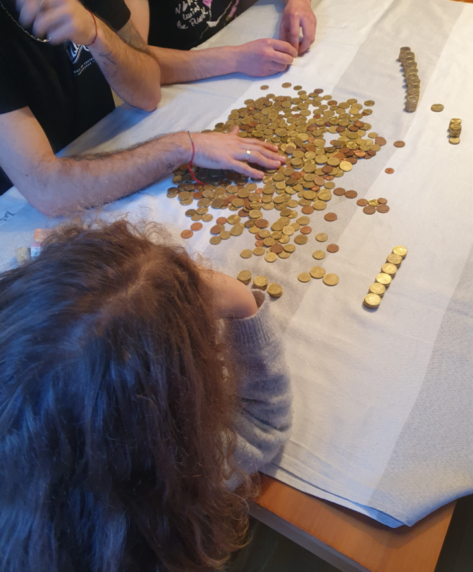 La familia contando el dinero recaudado en las huchas solidarias