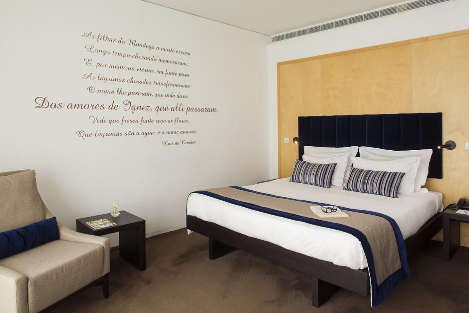 Habitación con poema de Luis de Camoes que hace referencia a Inés de Castro