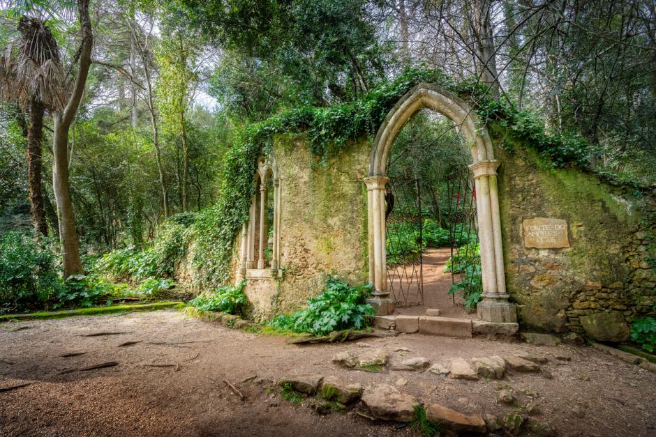 Portal neogótico cerca de la Fuente del Amor en los Jardines de la Quinta das Lágrimas