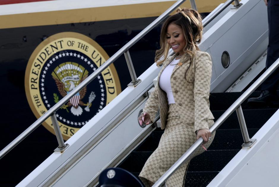 La cantante de Hip-hop Nicki Minaj desciende del Air Force One en Michigan