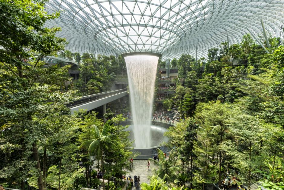 La Rain Vortex del aeropuerto de Singapur atrae a visitantes de todo el mundo
