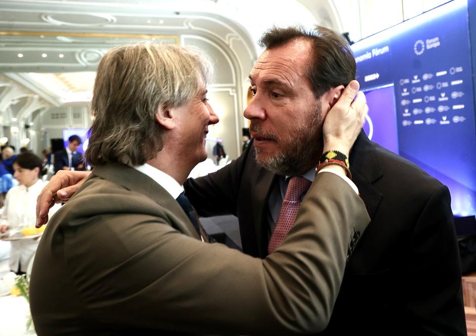 Puente se abraza con el secretario general del PSOE de Castilla y León, Carlos Martínez, este lunes, en Madrid