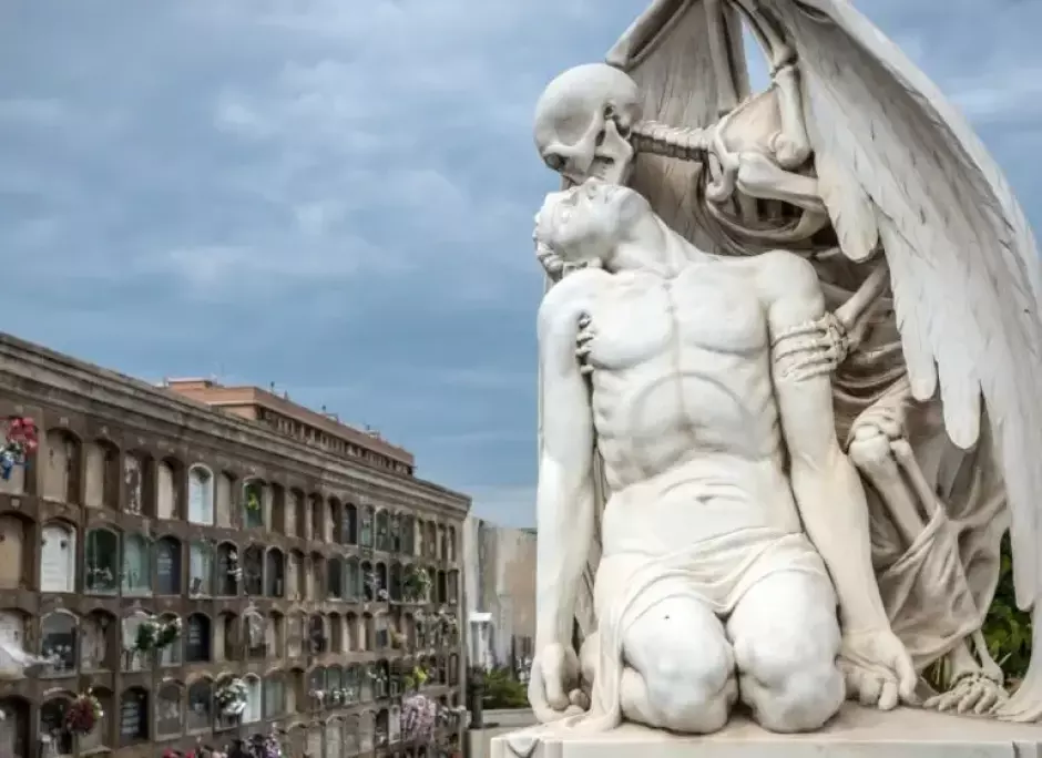 Monumento funerario hecho de materiales nobles
