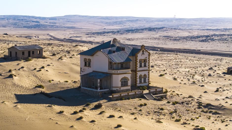 Casa histórica de dos plantas en Kolmanskop, Namibia