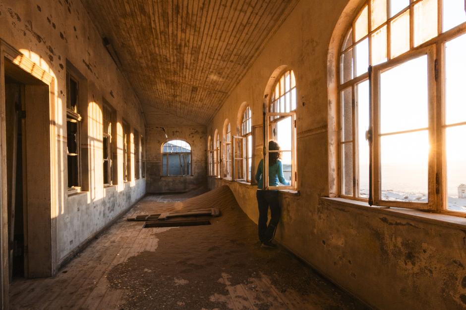 Visitante en el pueblo abandonado de Kolmanskop
