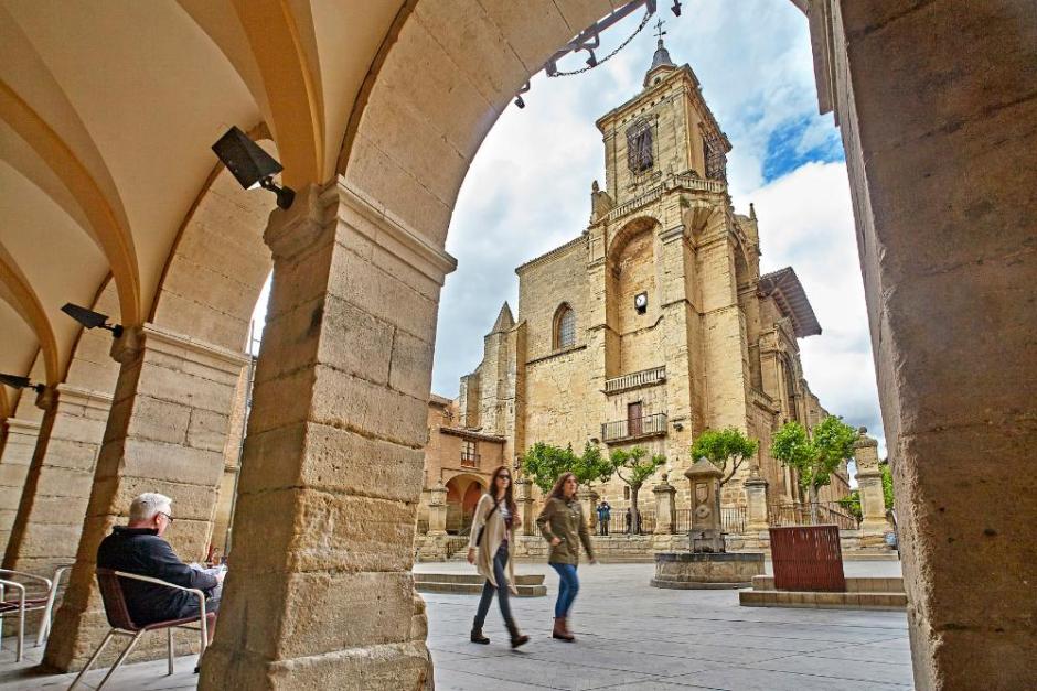 Visitantes en Viana junto a la iglesia de Santa María