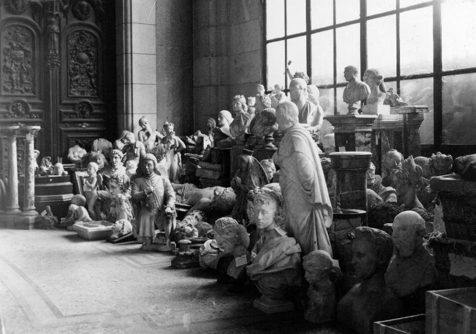 Estatuas de piedra recogidas por la Junta y depositadas en San Francisco el Grande, primeros de septiembre de 1937