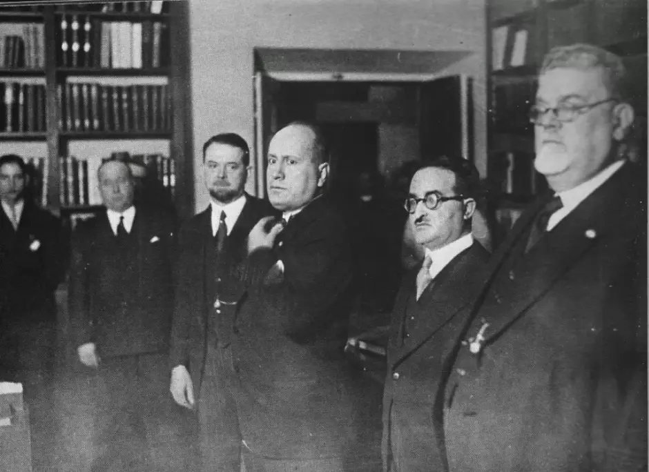 Benito Mussolini (en el centro) junto al filósofo y político fascista Giovanni Gentile (a la derecha de la foto con gafas)