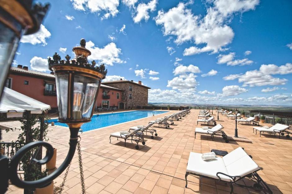 Piscina y zona de relax del hotel