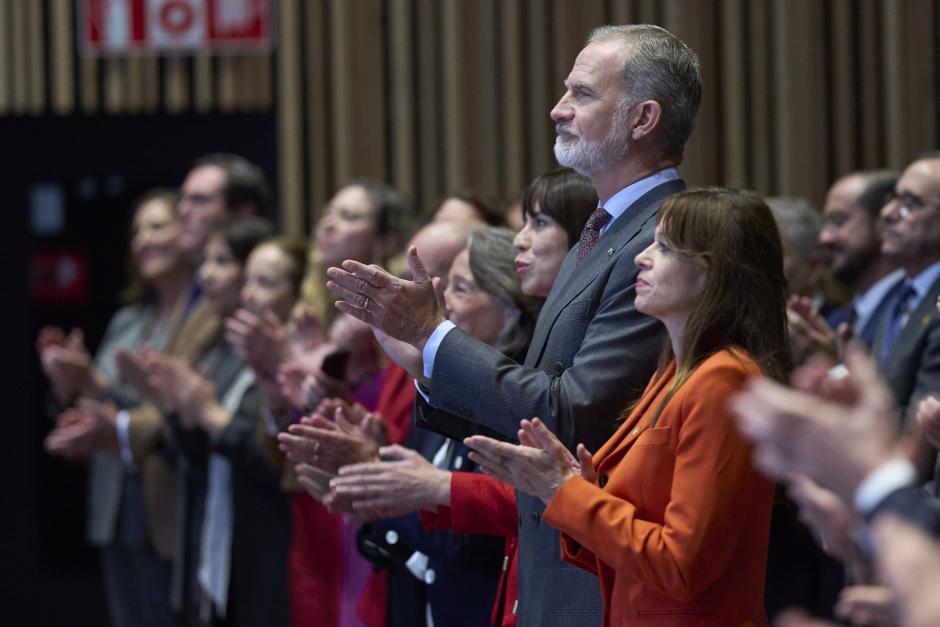 El rey Felipe VI, la ministra de Ciencia, Innovación y Universidades, Diana Morant (3d) y la alcaldesa de Vitoria, Maider Etxebarria (d) durante la entrega de los Premios Nacionales de Investigación 2026