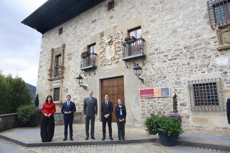 El Rey con el lendakari Pradales, la delegada del Gobierno, Marisol Garmendia; la ministra Diana Morant y el presidente del grupo Mondragon, Pello Rodríguez