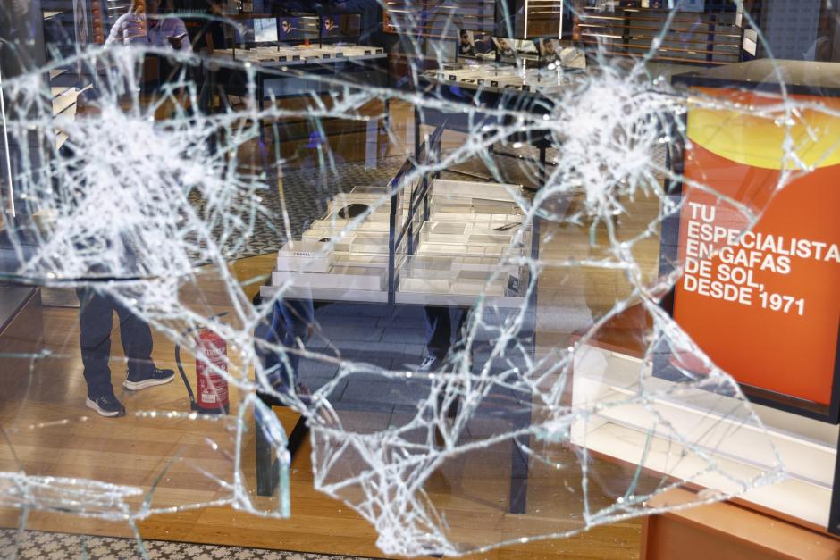 Un escaparate roto el sábado en Barcelona