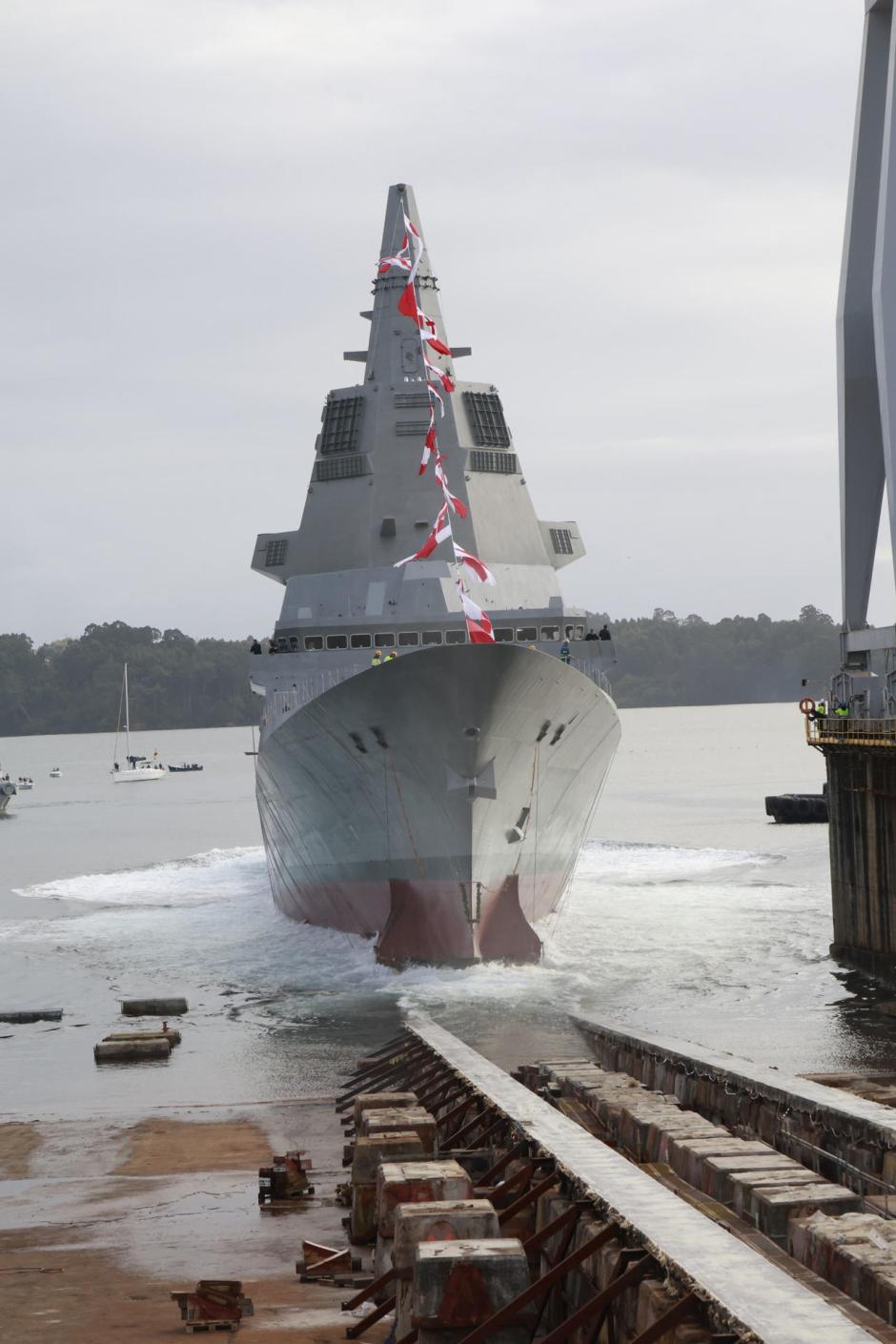 Navantia ha botado este martes con éxito en el astillero de Ferrol la fragata F-112 Roger de Lauria, la segunda de la serie F-110 para la Armada, poco más de un año después de la botadura del primer buque del programa
