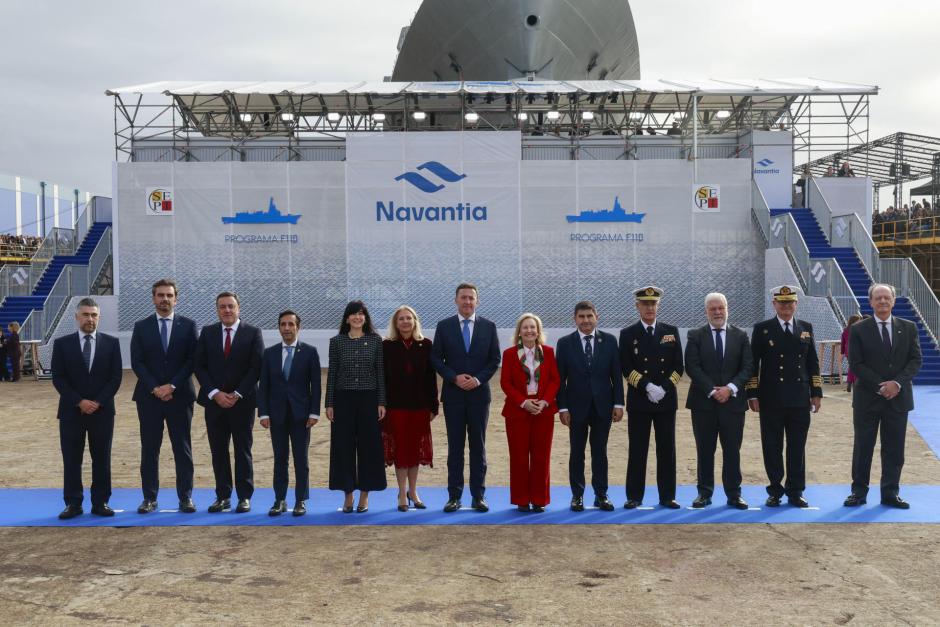 Navantia ha botado este martes en el astillero de Ferrol la fragata F-112 Roger de Lauria, con la presencia de la secretaria de Estado de Defensa, Amparo Valcarce(6d), el almirante jefe del Estado Mayor de la Armada, Antonio Piñeiro (4d), y el presidente de Navantia, Ricardo Domínguez (c), entre otros
