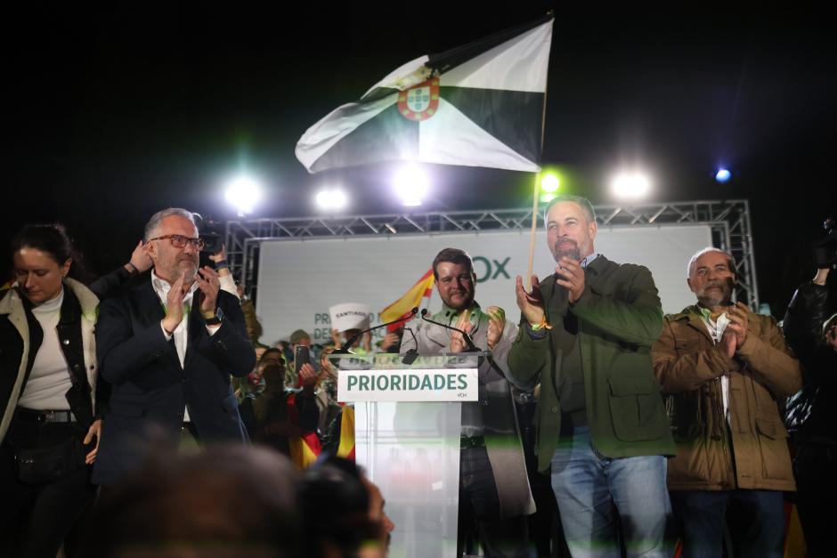 Abascal, este martes, en Zamora, junto a una bandera de Ceuta