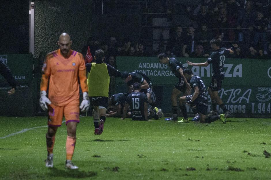 Los jugadores del Sestao celebran el 3-3