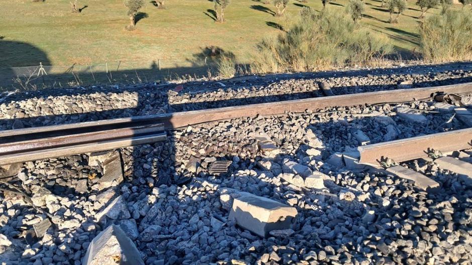 Dos trenes de alta velocidad chocan en Urda (Toledo) con varios vagones caídos por un terraplén