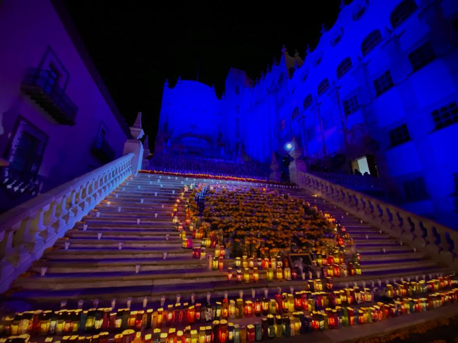 Ofrenda en las escalinatas de la Universidad de Guanajuato