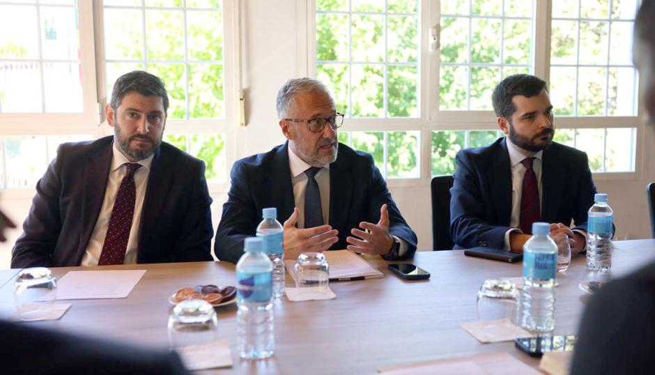 El vicepresidente primero y consejero de Desregulación, Familia y Ayudas Sociales, Carlos Pollán, mantiene una reunión institucional con el embajador de Senegal, Ibrahim Al Khalil Seck
