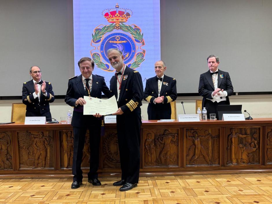 La imposición de la medalla al almirante Juan Rodríguez Garat y entrega del diploma