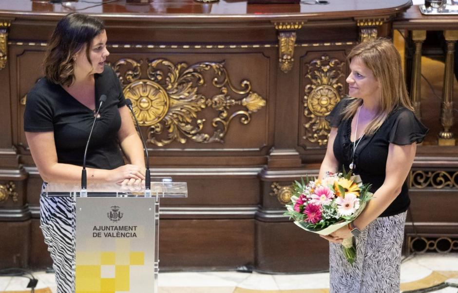 Imagen de archivo de Sandra Gómez despidiendo a Pilar Bernabé como concejala del Ayuntamiento de Valencia en 2022.