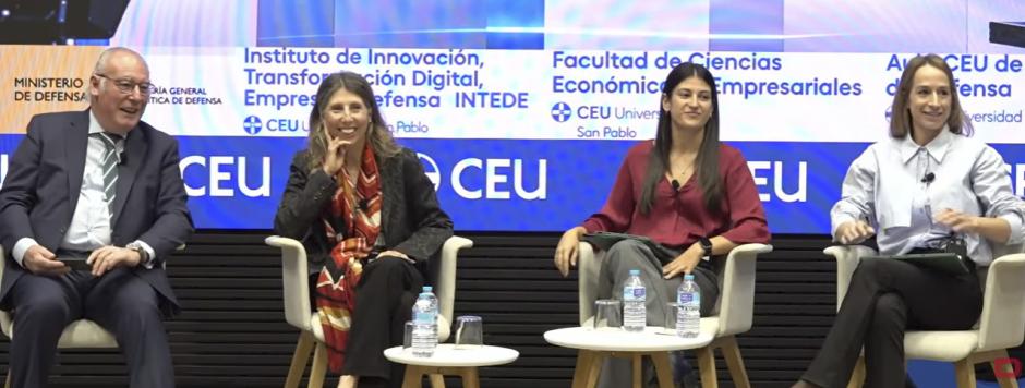 El coronel retirado Carlos Calvo González-Regueral, con Carmen Monje Mateos, vicepresidenta ejecutiva para Defensa y Seguridad en Europavia; Lara Santos Ramos, directora de Producto en Zelestium Technologies, y Sandra Vicario Graullera, subdirectora general de GAHN y vicepresidenta de ADALEDE.