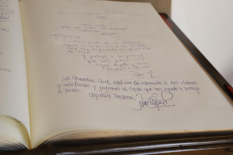 Libro de visitas en la Basílica del Santísimo Cristo.