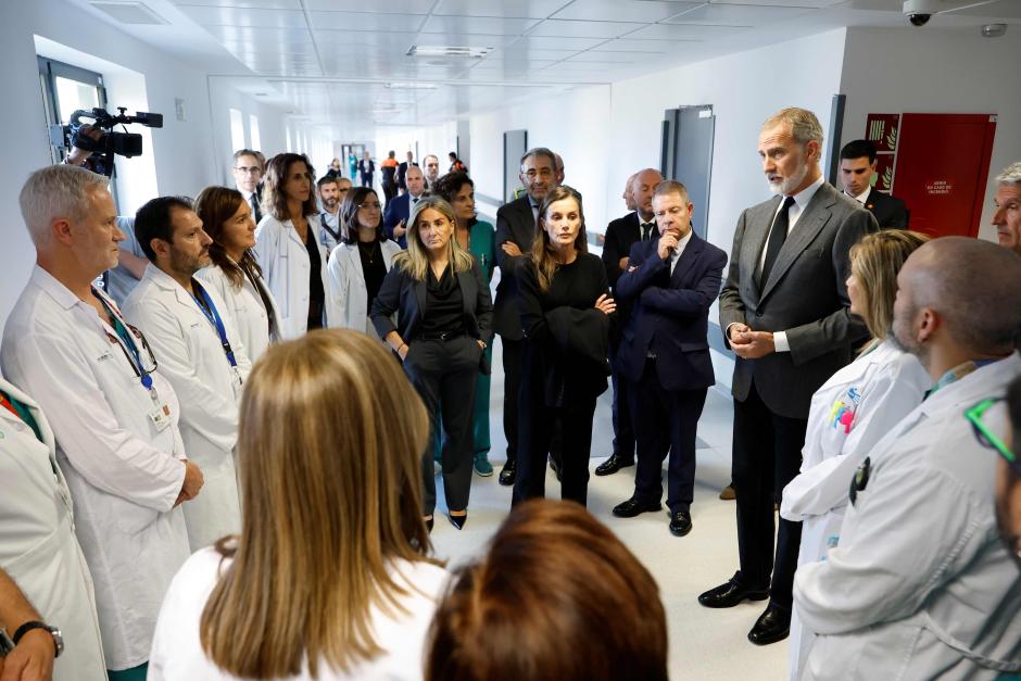Don Felipe y Doña Letizia, con los sanitarios que han atendido a los heridos del accidente de Urda