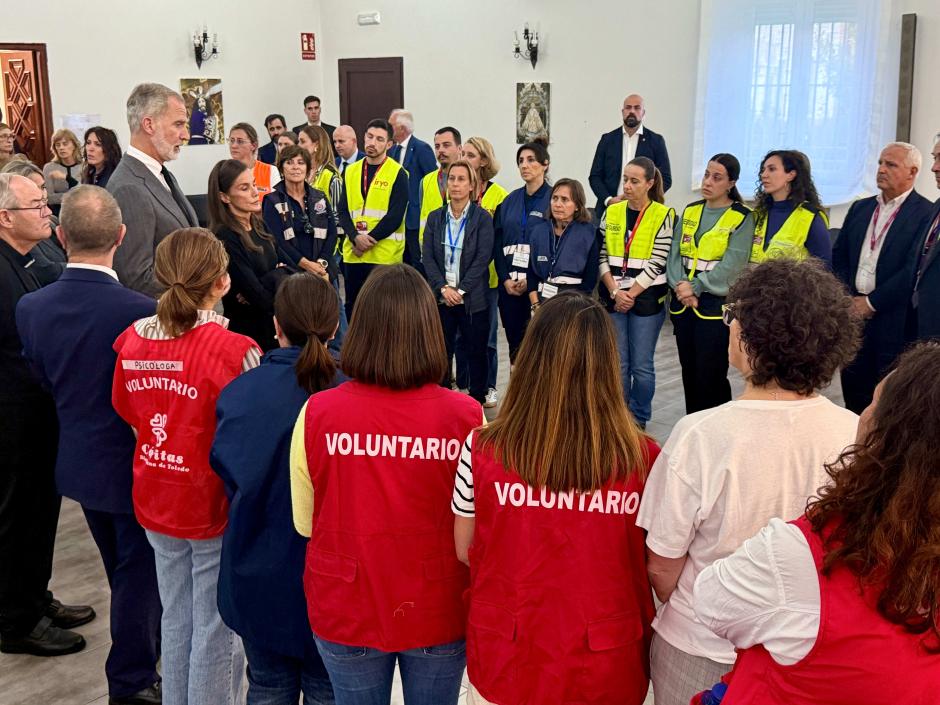 Los Reyes, con los equipos de emergencia, protección civil y voluntarios que participaron en el rescate