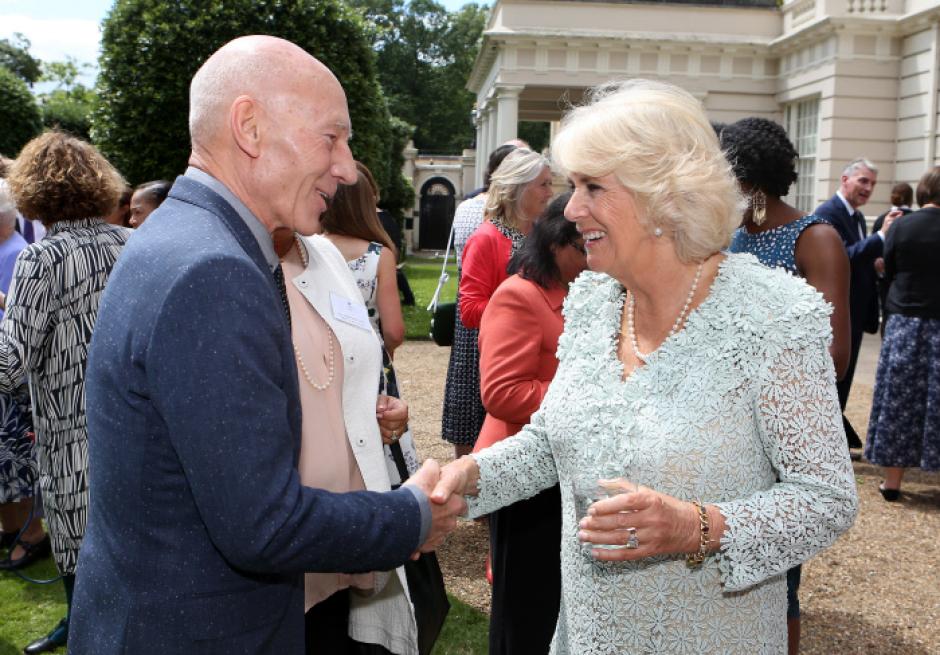 La entonces duquesa de Cornualles conversa con Sir Patrick Stewart durante una recepción en Londres dedicada a supervivientes de violencia doméstica